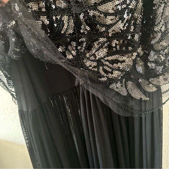 Maxi black period style sequined sleeveless gown with flowy material. - Picture 9 of 13